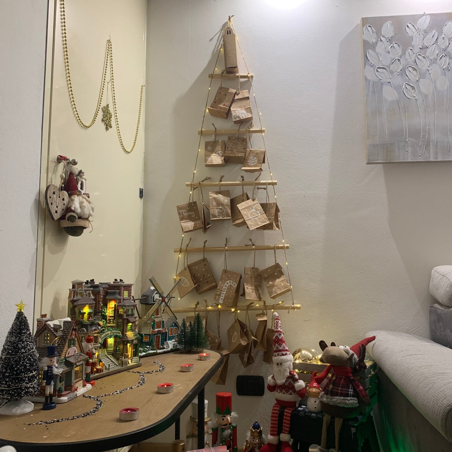 Calendario dell'avvento fai da te in legno e spago da appendere