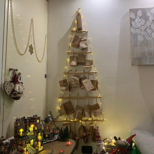 Calendario dell'avvento fai da te in legno e spago da appendere