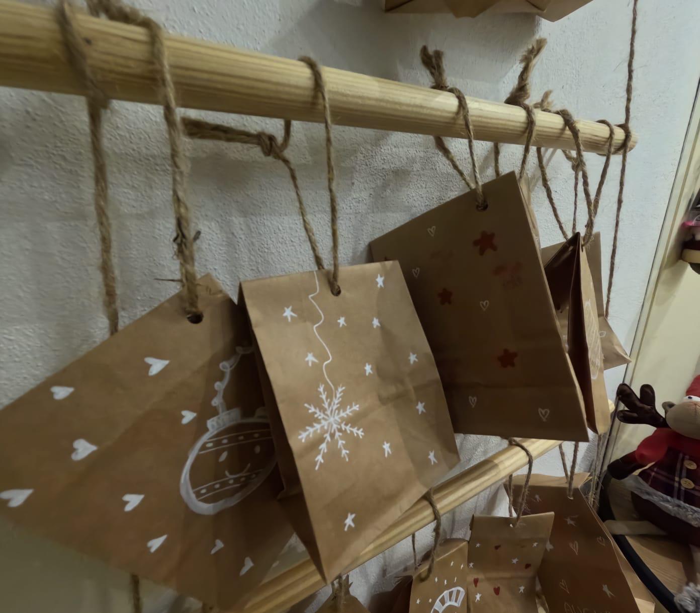 Calendario dell'avvento fai da te in legno e spago da appendere