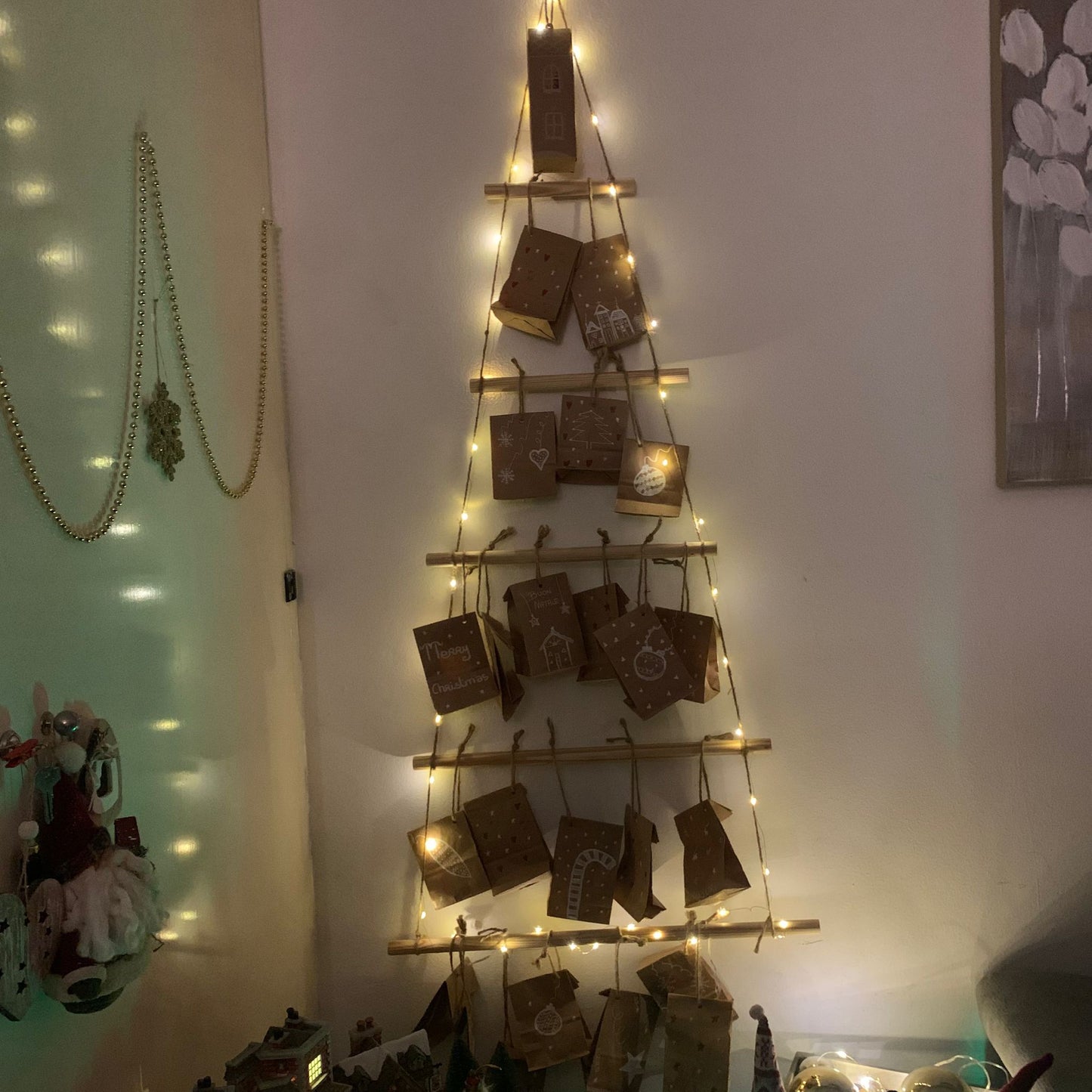 Calendario dell'avvento fai da te in legno e spago da appendere