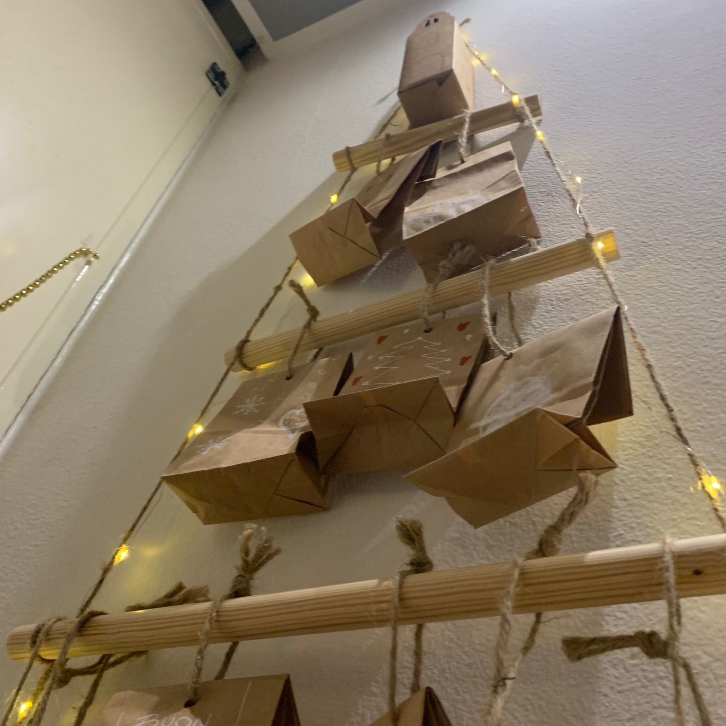 Calendario dell'avvento fai da te in legno e spago da appendere